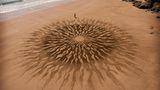 "Dieser Zeichenstil fasziniert mich seit Ewigkeiten", schreibt Land-Artist Jon Foreman über seine mit dem Laubrechen in den Sand gezeichnete "Sonne" am Strand Lindsway Bay in Wales. "Man kann das einfach per Hand zeichnen, ohne Lineal"
