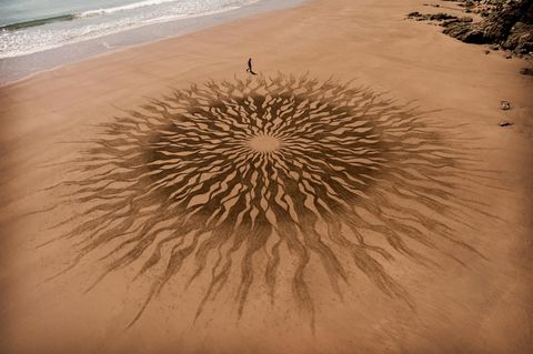 "Dieser Zeichenstil fasziniert mich seit Ewigkeiten", schreibt Land-Artist Jon Foreman über seine mit dem Laubrechen in den Sand gezeichnete "Sonne" am Strand Lindsway Bay in Wales. "Man kann das einfach per Hand zeichnen, ohne Lineal"