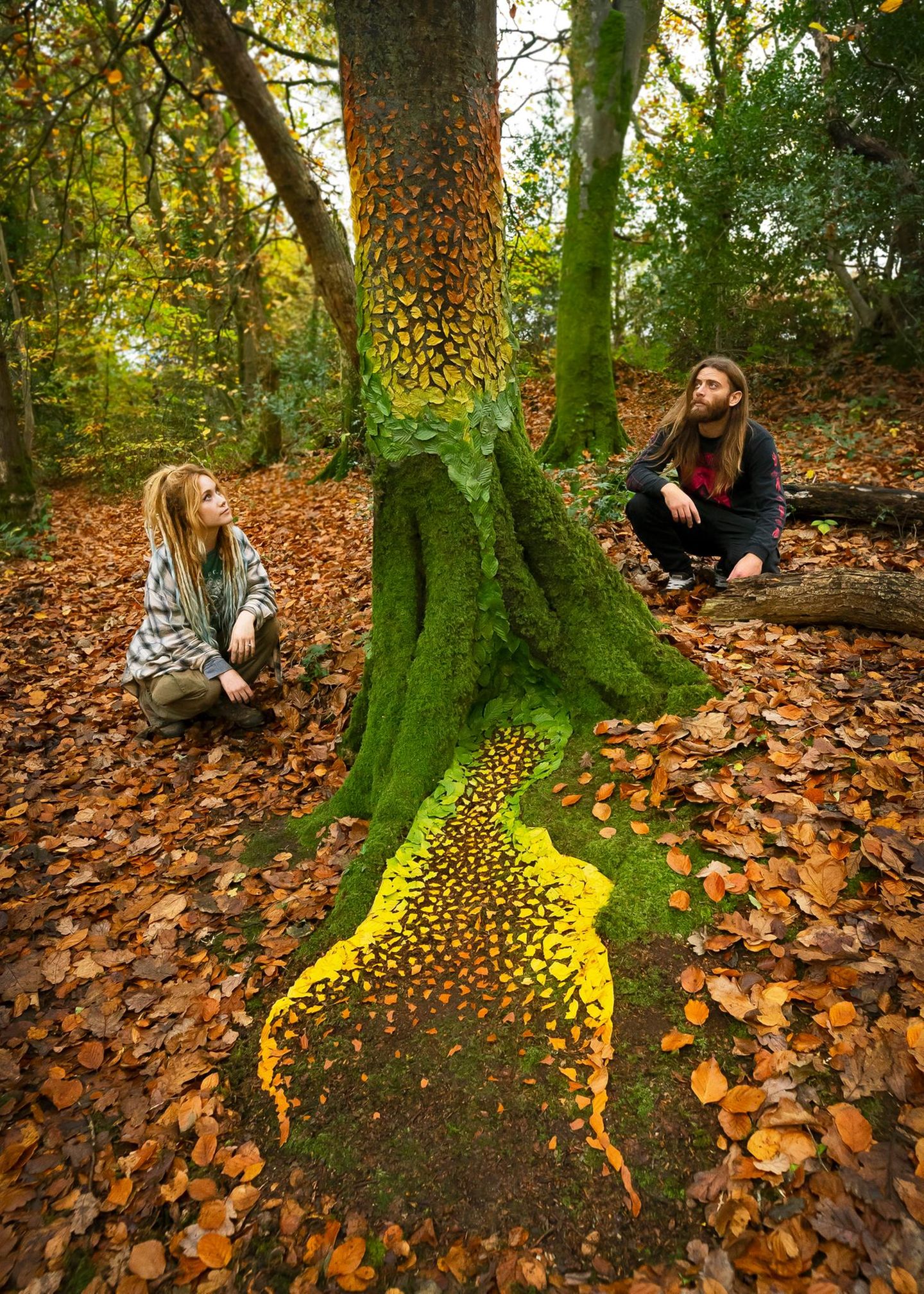 Im Herbst zieht es Jon Foreman in die Wälder von Pembrokeshire, wo er aus buntem Herbstlaub und Lehm Fantasiewelten kreiert – hier in Zusammenarbeit mit Land-Artist Layla Parkin