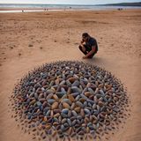 "Land Art ist die reinste Form des Loslassens", sagt Jon Foreman. Auch dieses geometrische Werk von Steindreiecken wurde wenig später von der Flut zerstört 