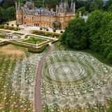 Drei Tage arbeiteten Jon Foreman und James Brunt an diesem Kreide-Mandala, einem Auftragswerk aus Anlass der Veranstaltung "Kunst in der Natur" im Garten des Schlosses Waddesdon Manor in der Grafschaft Buckinghamshire