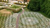 Drei Tage arbeiteten Jon Foreman und James Brunt an diesem Kreide-Mandala, einem Auftragswerk aus Anlass der Veranstaltung "Kunst in der Natur" im Garten des Schlosses Waddesdon Manor in der Grafschaft Buckinghamshire