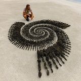 Auf den Malediven arbeitete Jon Foreman an mehreren Aufträgen für Luxusressorts. Nebenher kreierte er Skulpturen aus ungewöhnlichen Materialien wie hier schwarzer Koralle