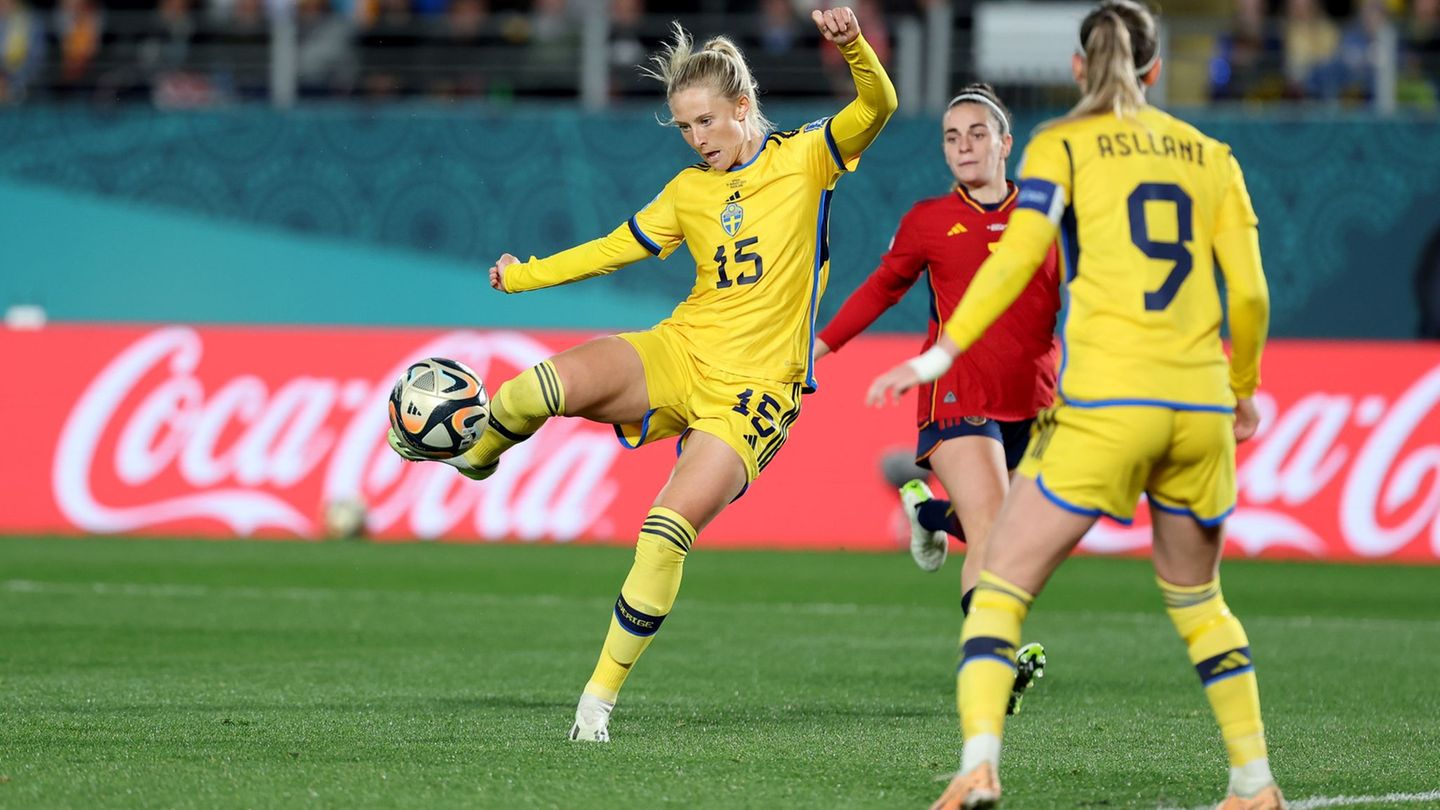 Rebecka Blomqvist (l) kann die Niederlage der Eintracht nicht verhindern. (Archivbild) Foto: Brett Phibbs/AAP/dpa