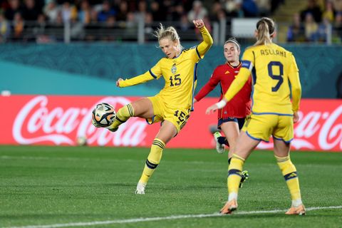 Rebecka Blomqvist (l) kann die Niederlage der Eintracht nicht verhindern. (Archivbild) Foto: Brett Phibbs/AAP/dpa