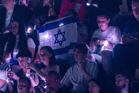 Musikfans halten israelische Fahnen beim ESC-Auftritt von Yuval Raphael in Basel