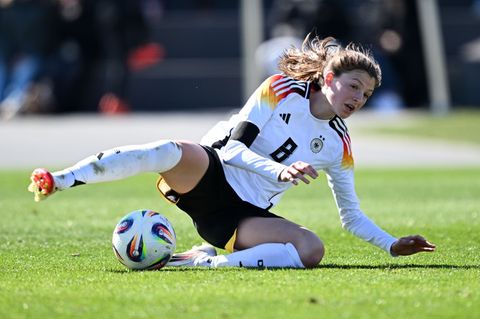 Lotta Wrede erzielt das entscheidende Tor für den HSV. (Archivbild) Foto: Arne Dedert/dpa