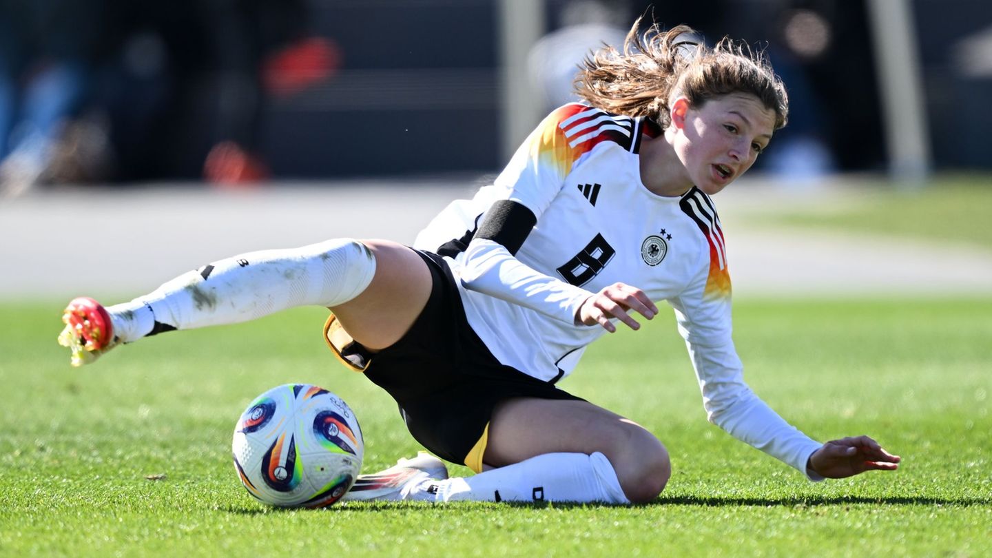 Lotta Wrede erzielt das entscheidende Tor für den HSV. (Archivbild) Foto: Arne Dedert/dpa
