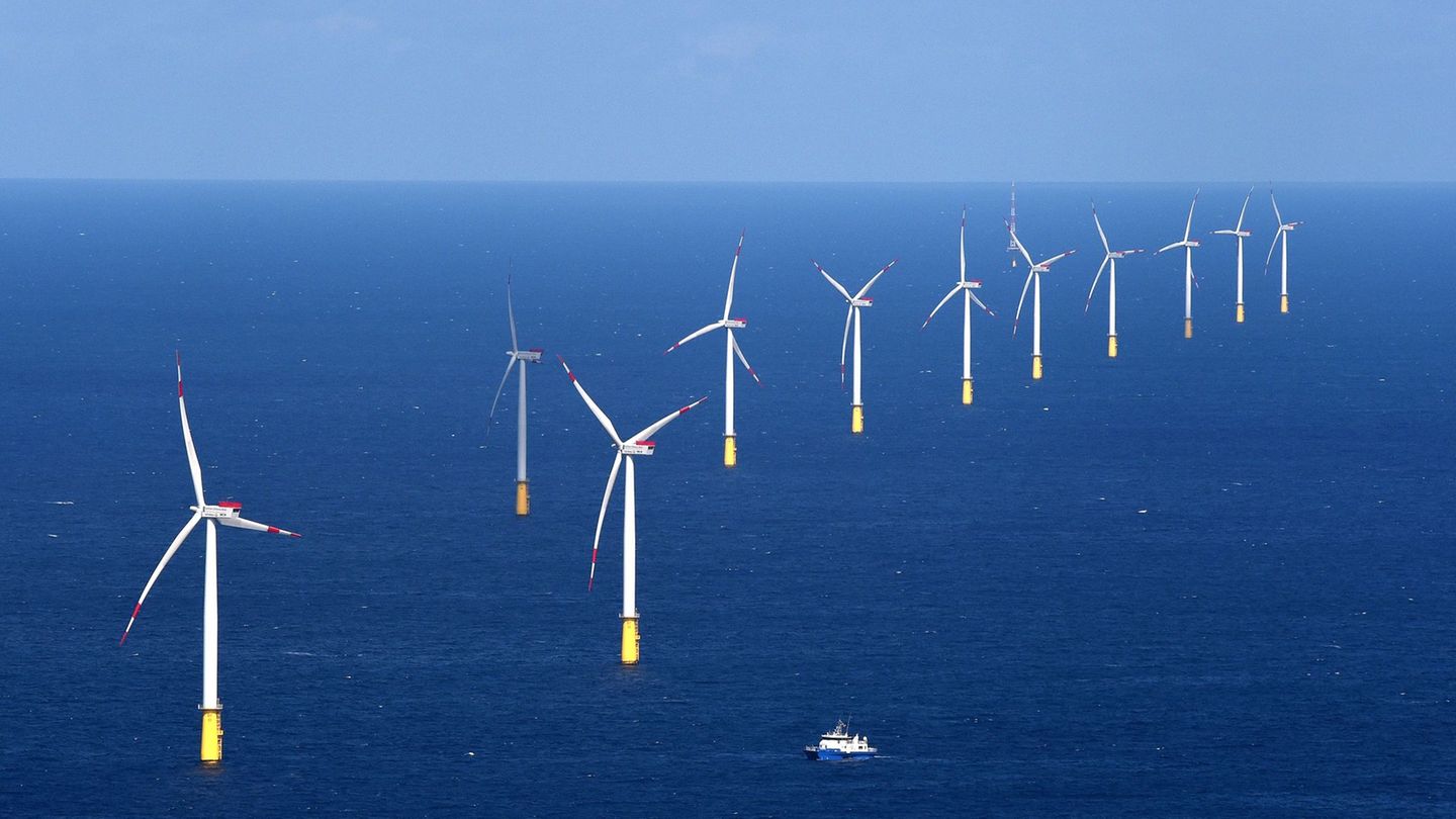 Ein Schiff soll in der Nähe des Offshore-Windparks "DanTysk" in Seenot geraten sein. (Symbolbild) Foto: Christian Charisius/dpa