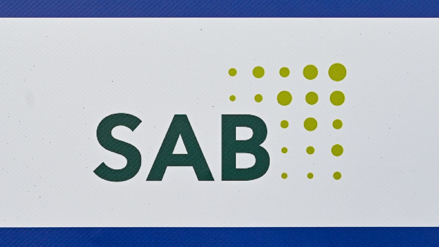 Das Logo der Sächsischen Aufbaubank. (Symbolbild) Foto: Patrick Pleul/dpa-Zentralbild/dpa