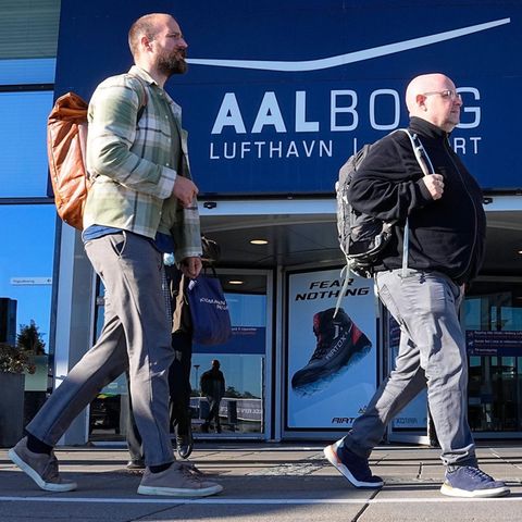 Fluggäste am Eingang des Flughafens Aalborg: Wegen eines Drohnenalarms war der Flughafen erneut gesperrt
