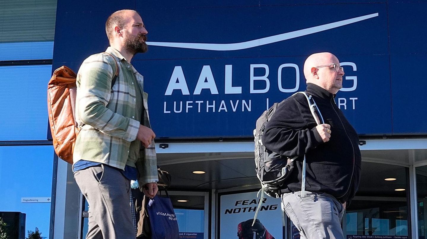 Fluggäste am Eingang des Flughafens Aalborg: Wegen eines Drohnenalarms war der Flughafen erneut gesperrt