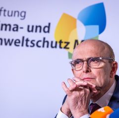 Für Erwin Sellering als Ex-Vorstandsvorsitzender der Klimastiftung kam eine Auflösung der umstrittenen Stiftung nie in Frage. (A