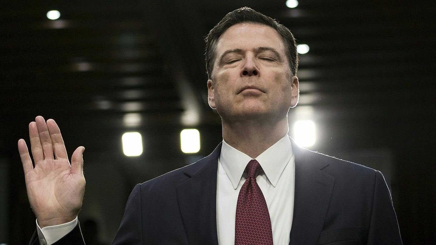 Im Januar 2017 noch im selben Team: James Comey bei seinem Amtsschwur in der ersten Trump-Regierung