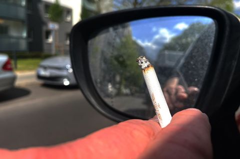 Der Bundesrat unternimmt einen neuen Anlauf für ein Rauchverbot im Auto in Anwesenheit von Kindern. (Symbolbild) Foto: Paul Zink
