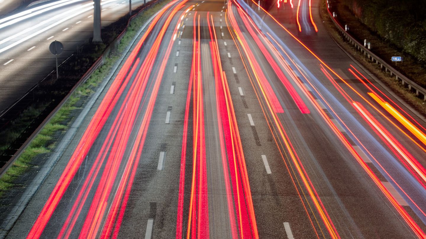 Wegen Bauarbeiten an kleineren Brücken über der Fahrbahn muss die A3 am Niederrhein in den nächsten Monaten mehrmals gesperrt we