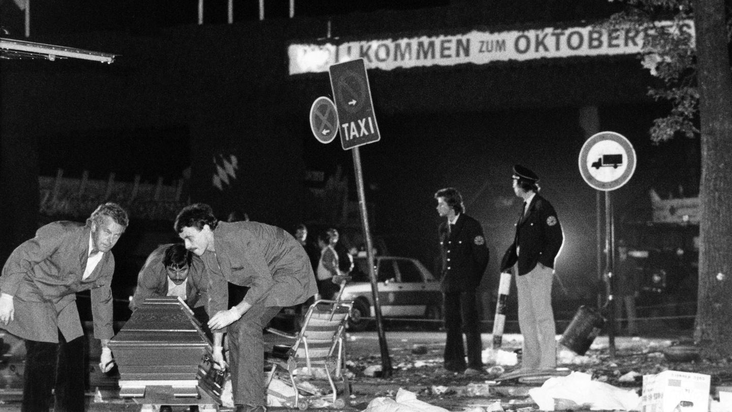 Viele Fragen rund um den Anschlag blieben lange ungeklärt. (Archivbild) Foto: Frank Leonhardt/dpa
