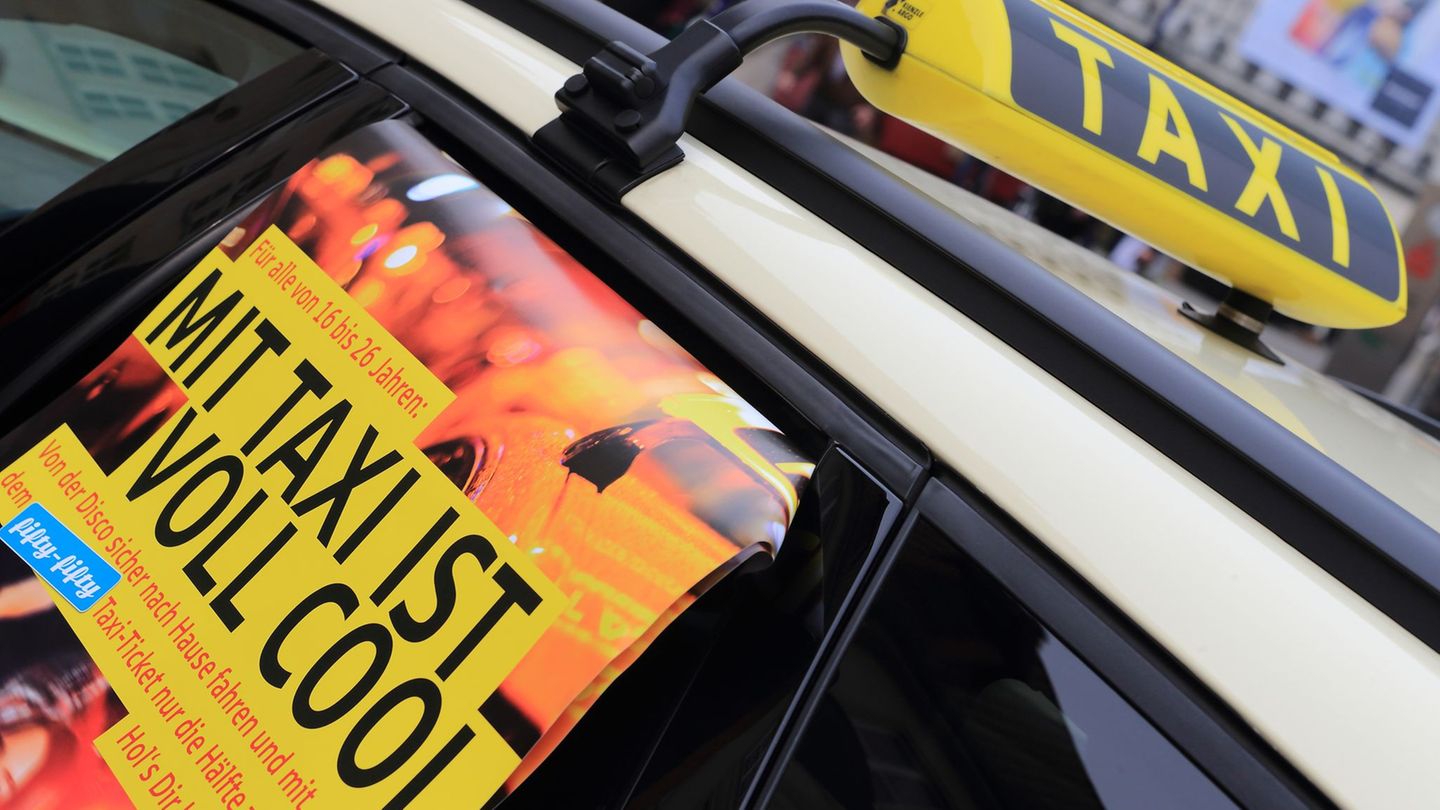 Junge Leute steigen nach der Party zu selten ins Taxi. (Archivbild). Foto: picture alliance / Jens Wolf/dpa-Zentralbild/dpa