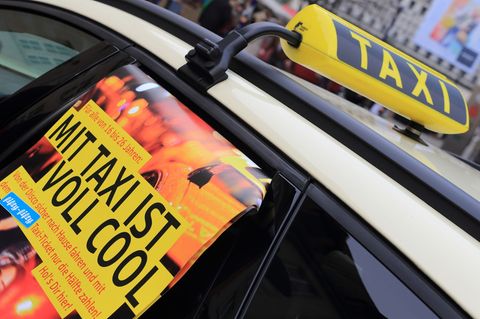 Junge Leute steigen nach der Party zu selten ins Taxi. (Archivbild). Foto: picture alliance / Jens Wolf/dpa-Zentralbild/dpa