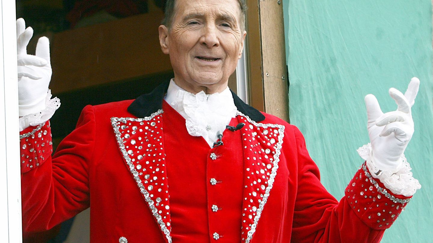 Schlager legend: A stack of pancakes makes Freddy Quinn happy