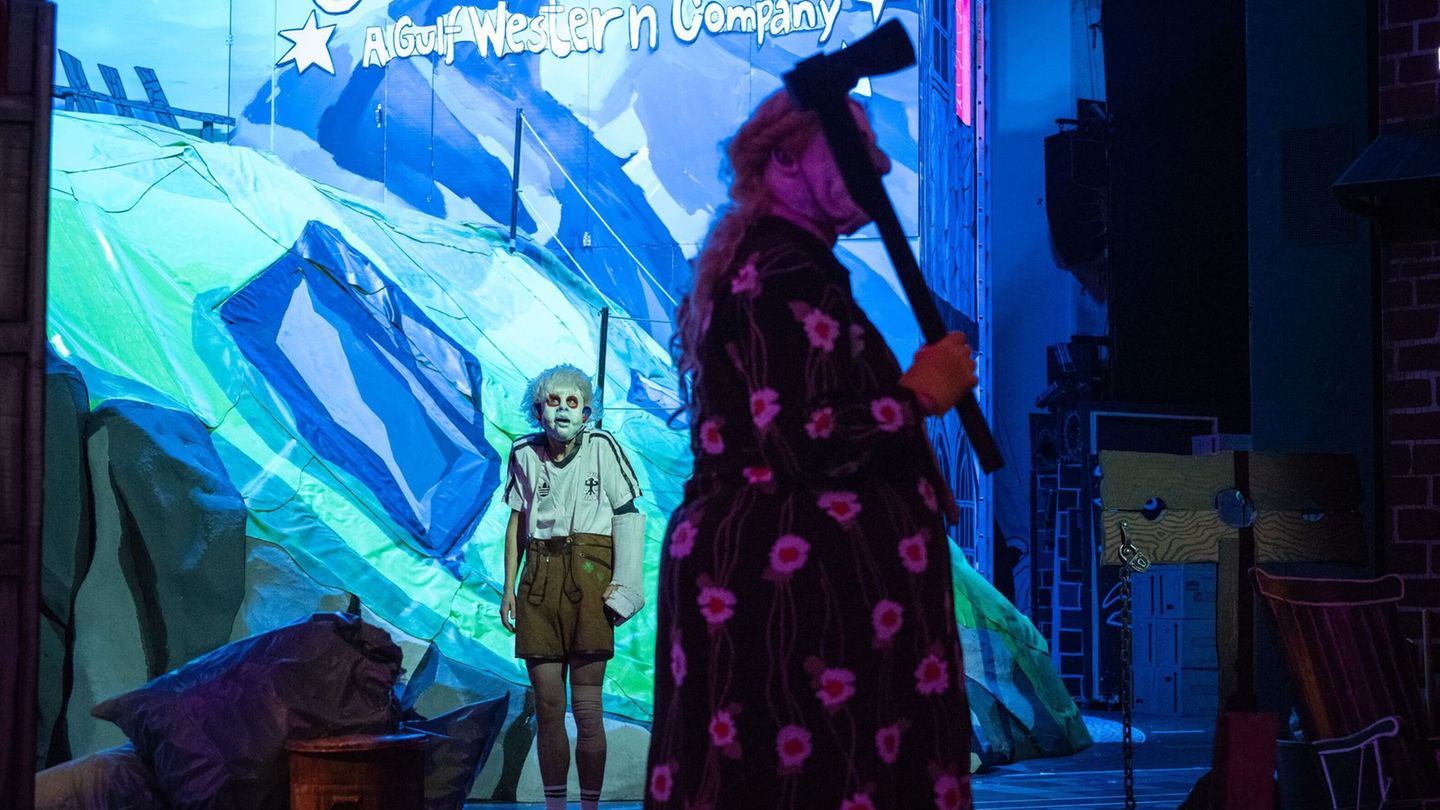 Bauernsohn Peer Gynt versucht mit seinen Fantasiegeschichten die Realität zu verdrängen. Foto: Julian Röder/Volksbühne/dpa