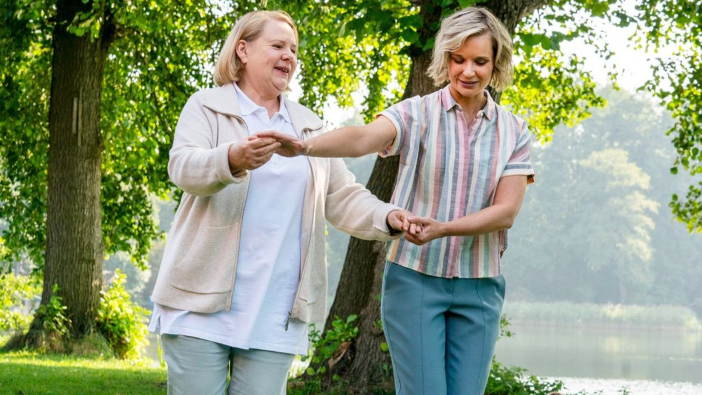 "Käthe und ich: Verhängnisvolle Liebe": Mutter Helga (Hildegard Schroedter, l.) freut sich, dass Erina (Nadja Bobyleva) zurück