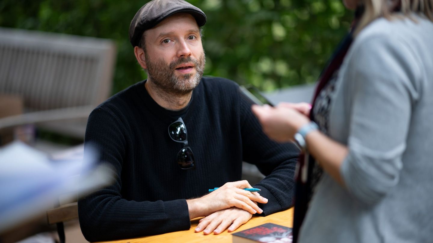 Der Autor Marc-Uwe Kling ist nach eigenen Angaben trotz seiner Erfolge immer noch eher sparsam. (Archivbild) Foto: Sebastian Chr