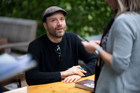 Der Autor Marc-Uwe Kling ist nach eigenen Angaben trotz seiner Erfolge immer noch eher sparsam. (Archivbild) Foto: Sebastian Chr