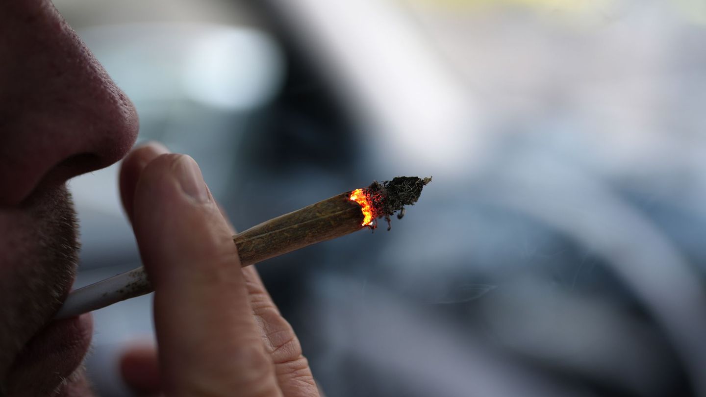 Der gleichzeitige Konsum von Cannabis und Alkohol birgt erhöhte Unfallrisiken im Straßenverkehr, sagen Mediziner. (Symbolfoto) F