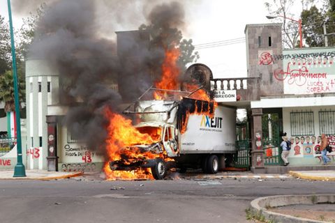 Ein Lkw rammt das Tor zu einer Militärkaserne