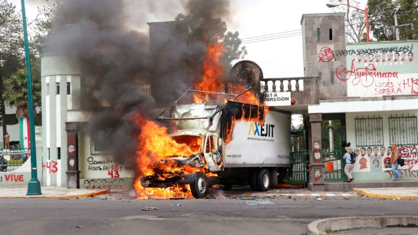 Ein Lkw rammt das Tor zu einer Militärkaserne