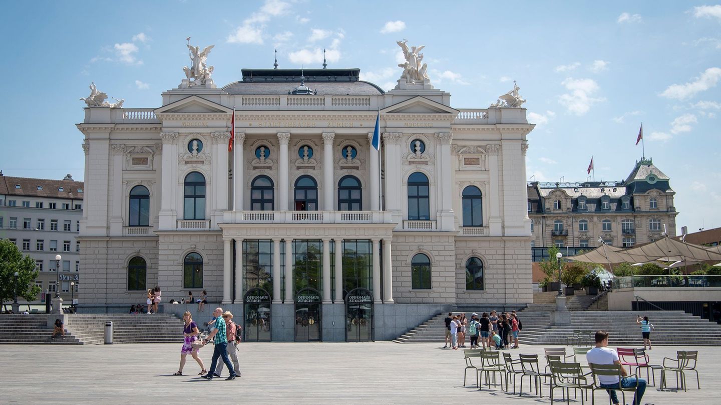 Das Opernhaus Zürich liegt in einer Kritikerumfrage vorn. (Archivbild) Foto: Melanie Duchene/Keystone/dpa