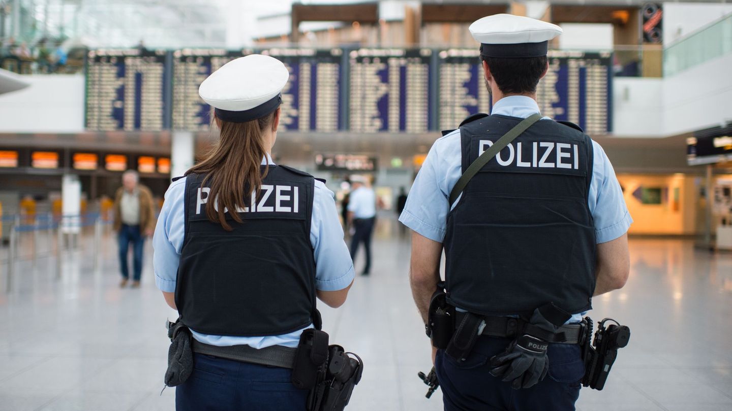 Nach einem Hinweis aus der Schweiz hat die Bundespolizei am Münchner Flughafen bei der Einreise einen wegen Millionenbetrugs int