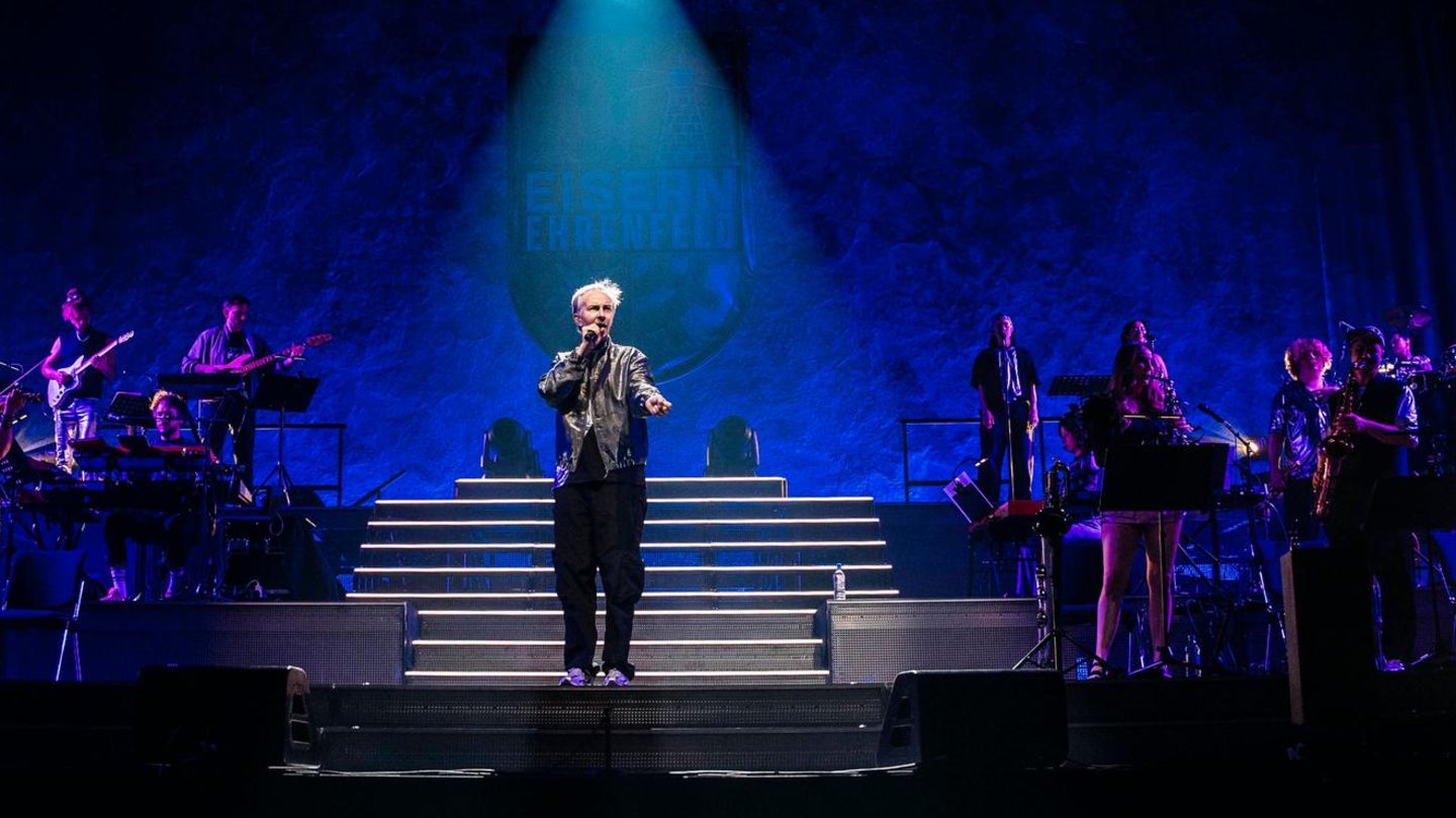 Jan Böhmermann im Rampenlicht auf der Bühne im Januar 2025