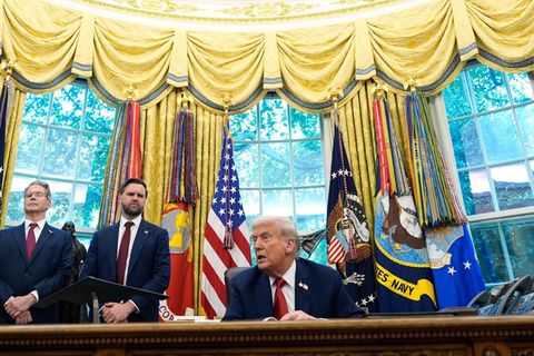 Donald Trump hat sich zur Fußball-WM 2026 geäußert. Foto: Alex Brandon/AP/dpa