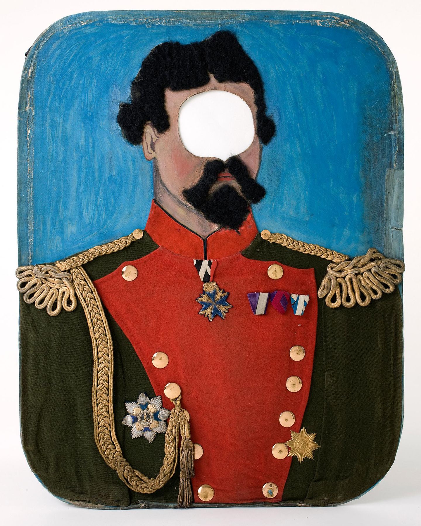 Einmal König sein! Ein bemaltes Schild, auf dem König Ludwig II abgebildet ist, mit einem Loch an Stelle seiner Augen