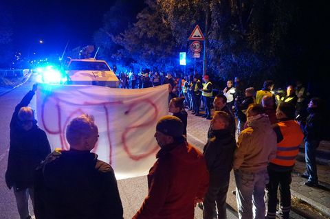 Vermeintliche Demonstranten stoppen die Bundeswehr-Kolonne bei einem Manöver in Hamburg