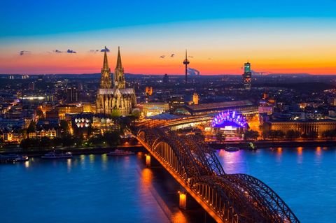 Stadtbild von Köln im Sonnenuntergang
