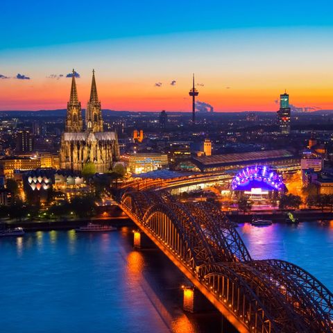 Stadtbild von Köln im Sonnenuntergang
