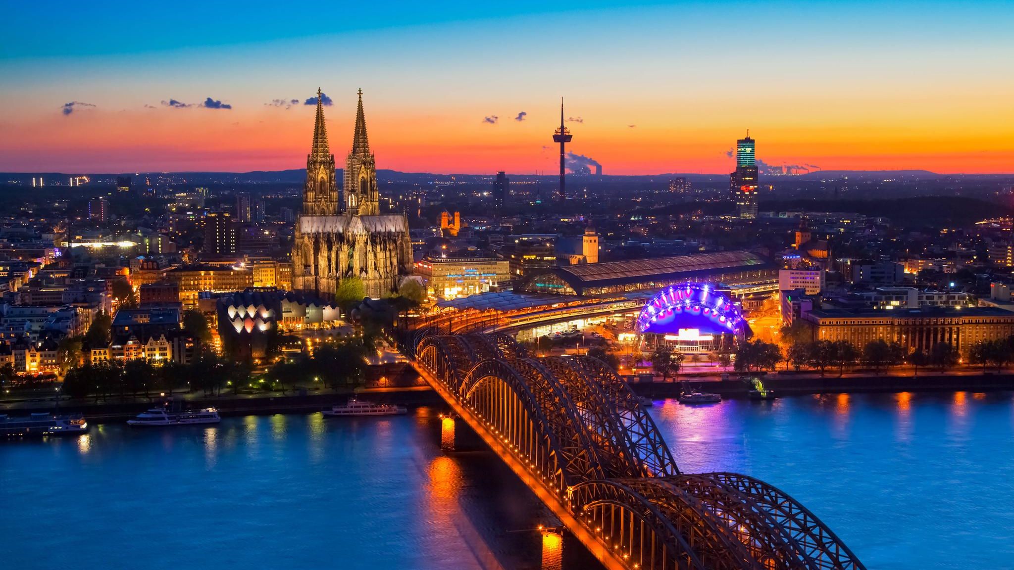 Stadtbild von Köln im Sonnenuntergang