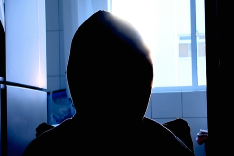Stieftochter 22 Jahre eingesperrt und missbraucht – jetzt spricht sie