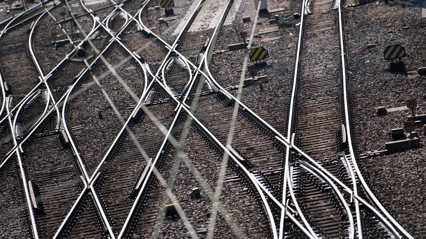 Eisenbahnschienen: Im neuen Bahn-Fahrplan gibt es in Bayern einige Änderungen. (Archivbild) Foto: Sven Hoppe/dpa