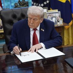 US-Präsident Donald Trump unterzeichnet eine Erklärung