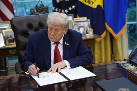 US-Präsident Donald Trump unterzeichnet eine Erklärung