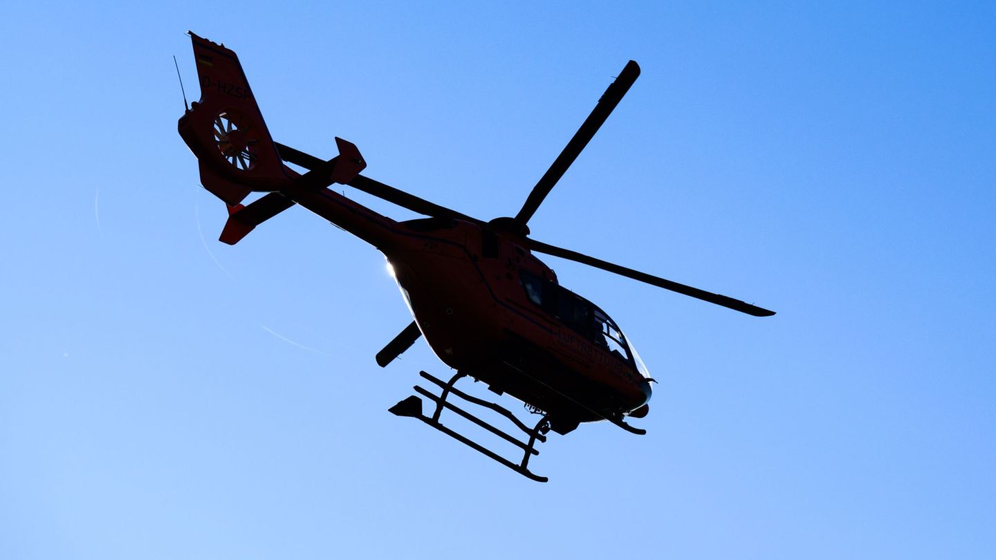 Einer der fünf Verletzten wurde mit einem Hubschrauber ins Krankenhaus geflogen. (Archivbild) Foto: Julian Stratenschulte/dpa