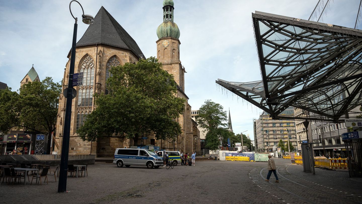 Unbekannte sollen an der Reinoldikirche versuchten haben, zwei Obdachlose zu töten. (Archivbild) Foto: dpa