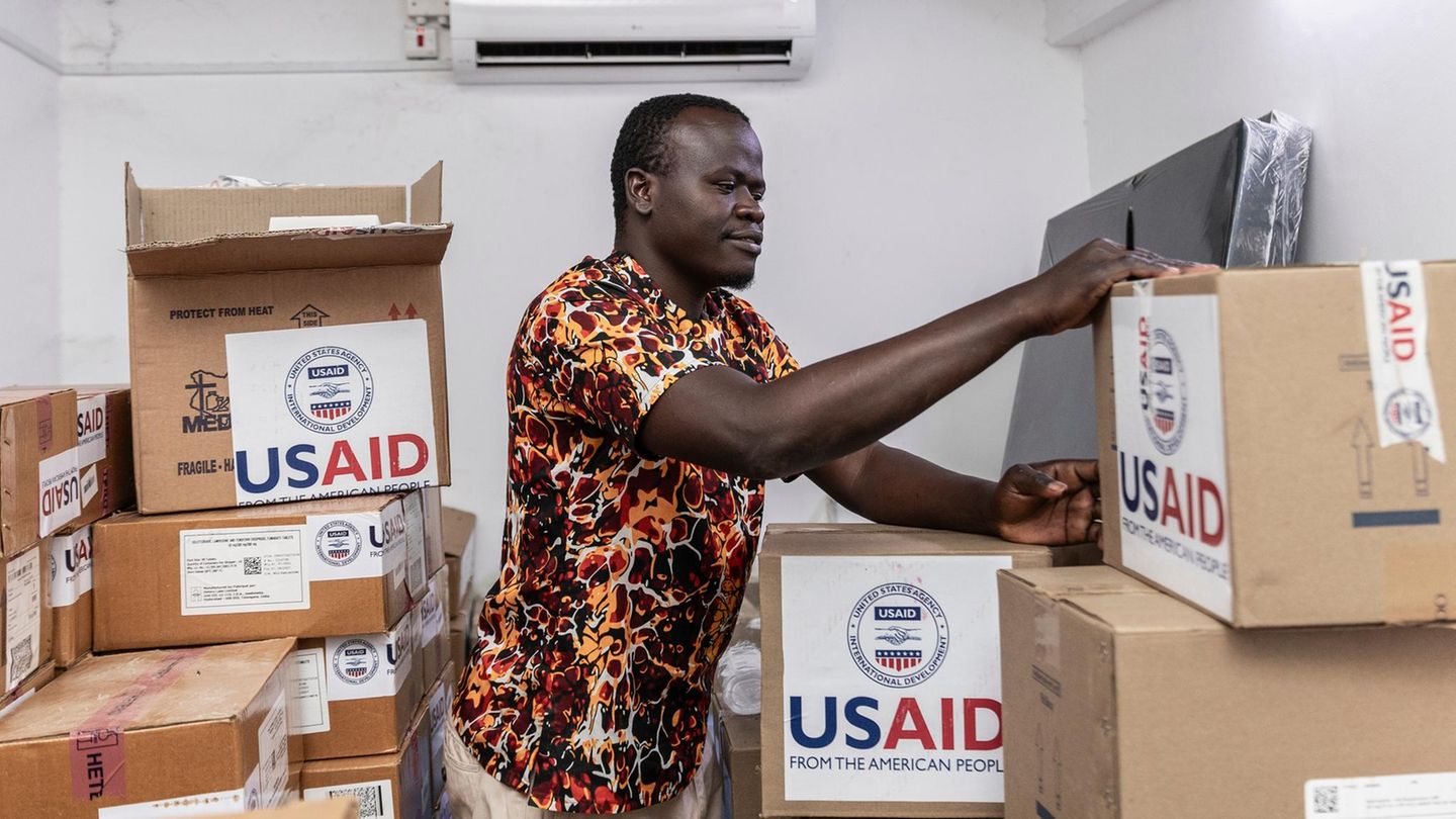 Ein Mitarbeiter sortiert mit USAID beschriftete Kisten in einem Krankenhaus-Lagerraum in Kenia