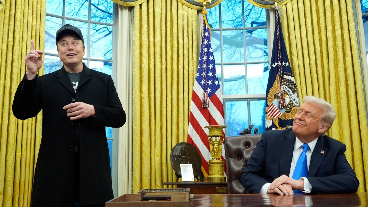 Elon Musk steht neben Donald Trump im Oval Office