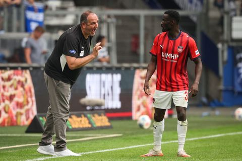 Trainer Frank Schmidt (l.) und seine Heidenheimer wollen den ersten Liga-Sieg der Saison. Foto: Christian Charisius/dpa