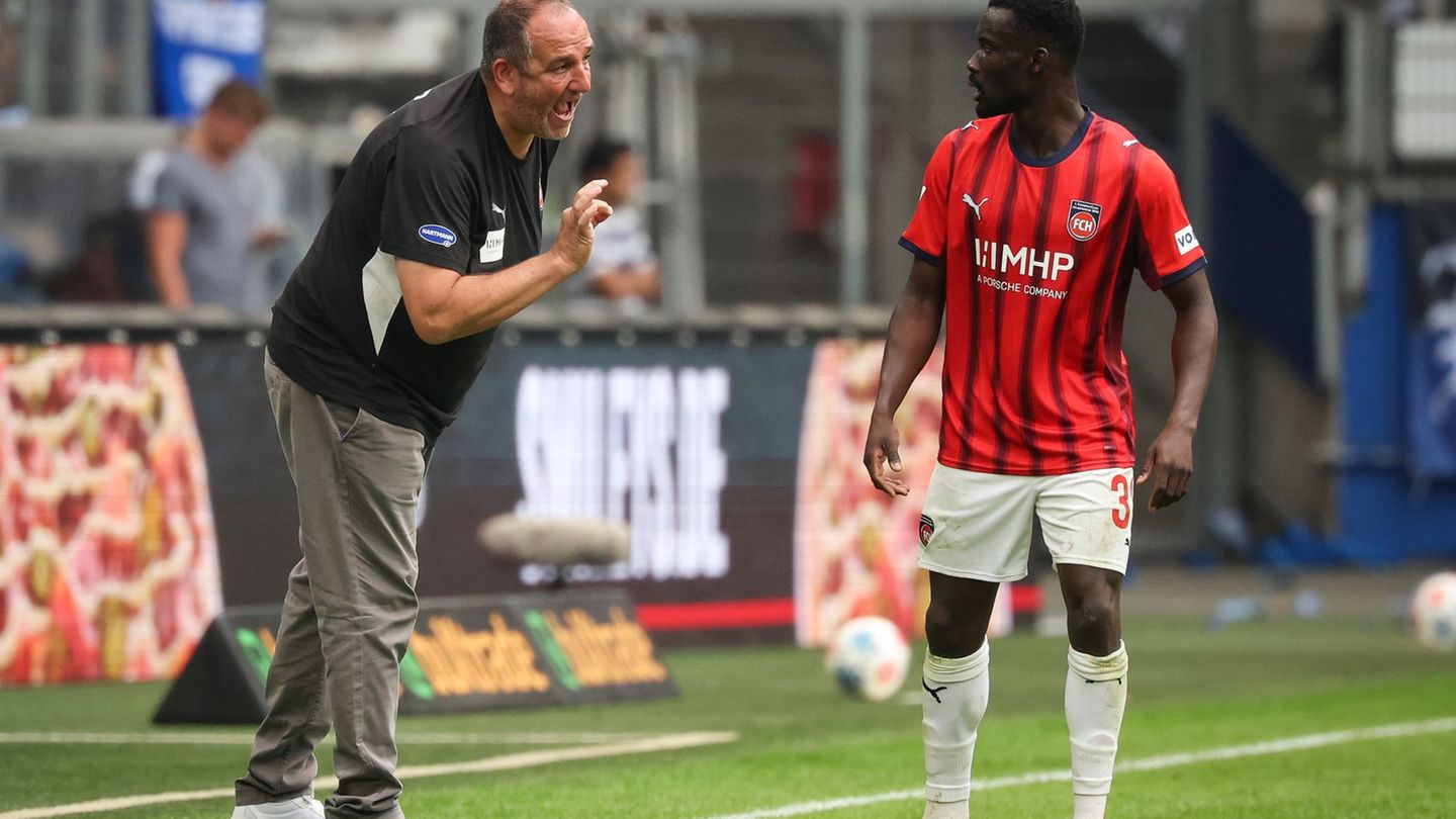 Trainer Frank Schmidt (l.) und seine Heidenheimer wollen den ersten Liga-Sieg der Saison. Foto: Christian Charisius/dpa